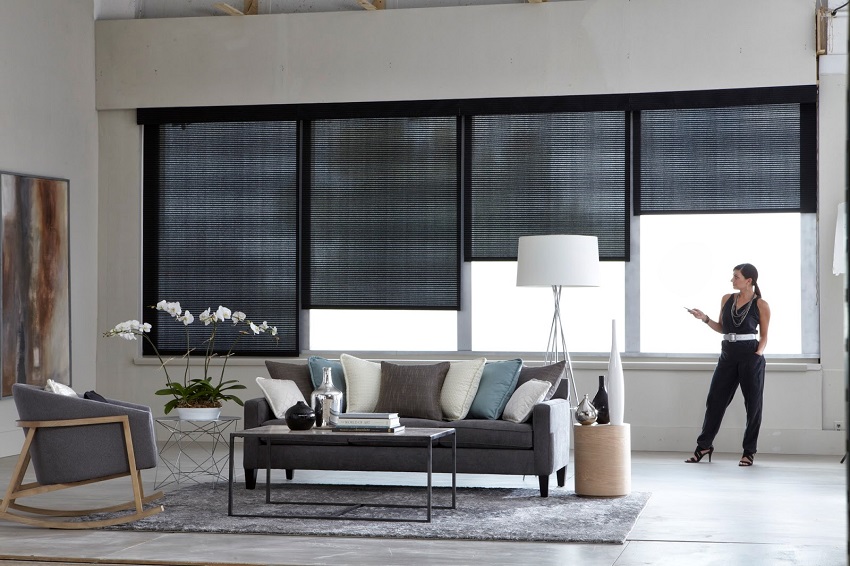A automação de cortinas, persianas e janelas tem diversos benefícios, como praticidade, conforto e economia