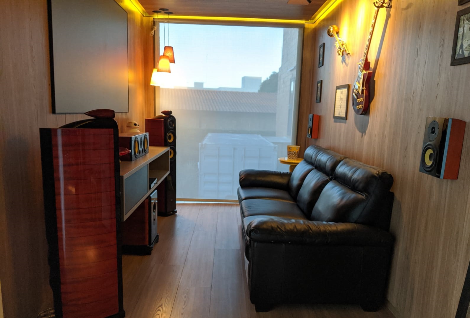 Projeto de home theater personalizado com projetor em Sorocaba, para espaço pequeno